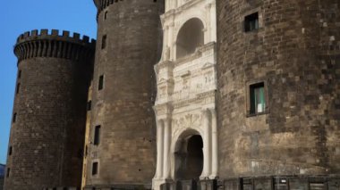 Napoli, İtalya 'da bulunan Castel Nuovo veya Maschio Angioino Ortaçağ Şatosu.