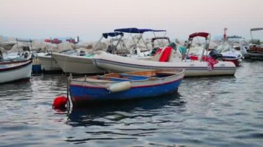 Napoli, İtalya 'da demirlemiş motorlu tekne ve tekneler.