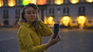 Napoli, İtalya 'daki Piazza del Plebiscito' da selfie çeken kadın..