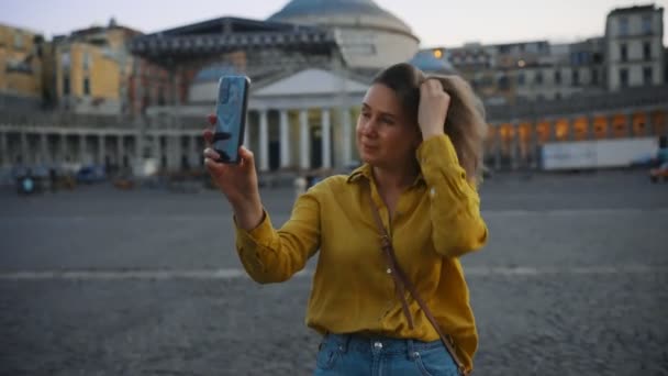 Žena Dělá Selfie Piazza Del Plebiscito Neapoli Itálie — Stock video