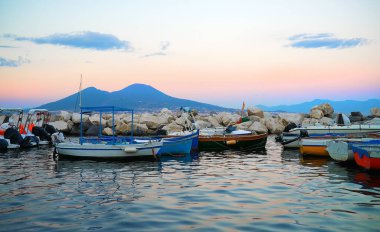Napoli 'deki Vezüv Dağı' nın arka planında balıkçı tekneleri.