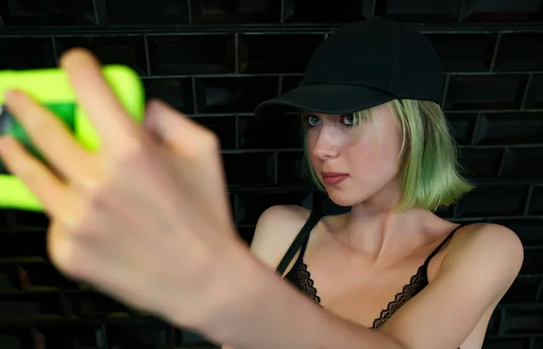 Tiener Meisje Neemt Een Selfie Met Smartphone — Stockfoto