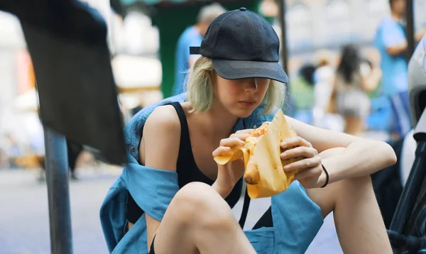 Hladový Dospívající Dívka Jíst Pizza Calzone Ulici — Stock fotografie