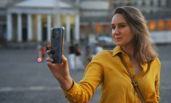 Mujer Haciendo Selfie Piazza Del Plebiscito Nápoles Italia —  Fotos de Stock