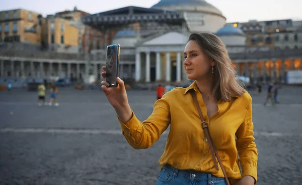 Γυναίκα Κάνει Selfie Στην Piazza Del Plebiscito Στη Νάπολη Ιταλία — Φωτογραφία Αρχείου