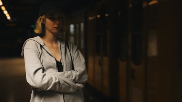 Adolescente Esperando Por Trem Metrô — Vídeo de Stock