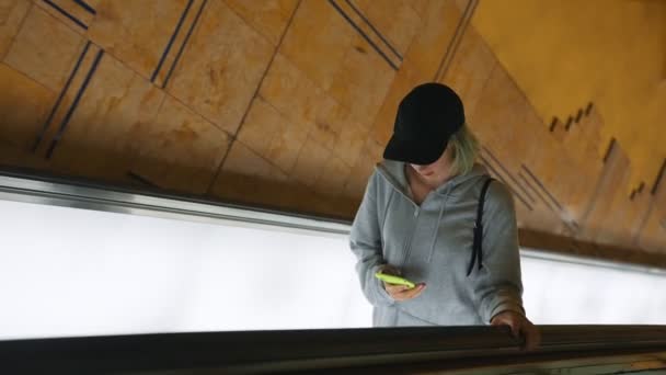 Εφηβική Κοπέλα Smartphone Στις Κυλιόμενες Σκάλες Στο Μετρό — Αρχείο Βίντεο