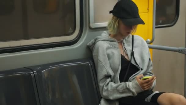 Adolescente Con Smartphone Monta Tren Subterráneo — Vídeos de Stock