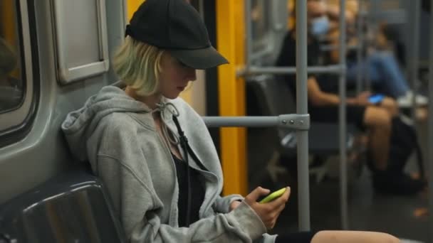Teenage Dívka Smartphone Jízd Metru Vlaku — Stock video