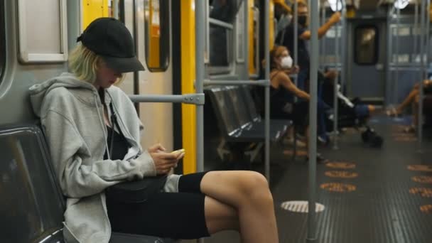 Tiener Meisje Met Smartphone Rijdt Een Metro — Stockvideo