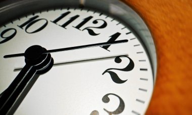 Tahta yuvarlak saat. Yakın çekim görünümü.