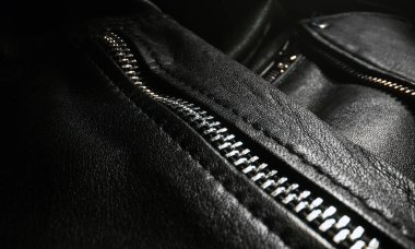 Siyah deri ceket ayrıntıları. Yakın plan..