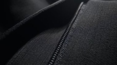 Klasik siyah erkek pantolonu işte. Yakın plan..