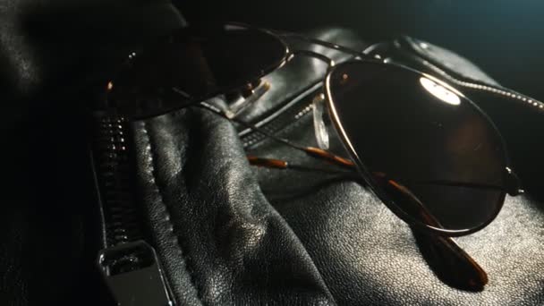 Detalles Chaqueta Cuero Negro Gafas Sol — Vídeo de stock