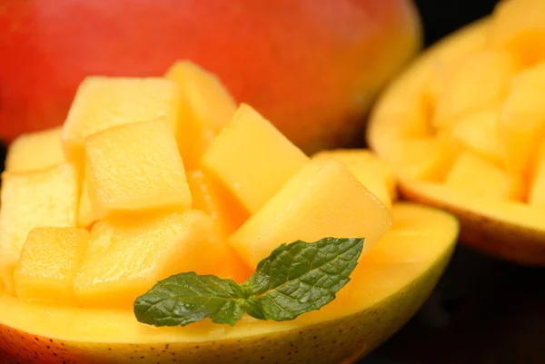 Sweet mango diced up and served in its shell — Stock Photo, Image