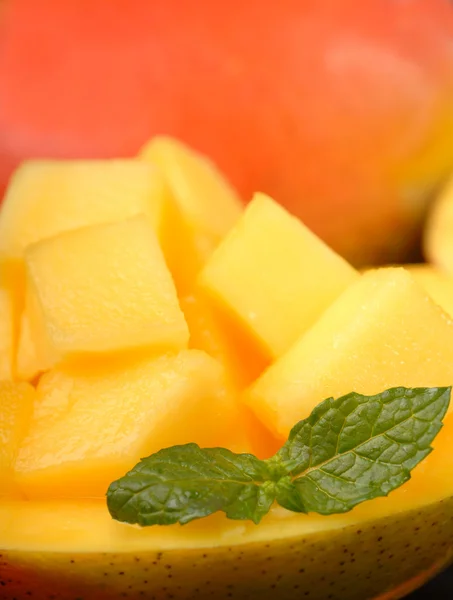 Sweet mango diced up and served in its shell — Stock Photo, Image