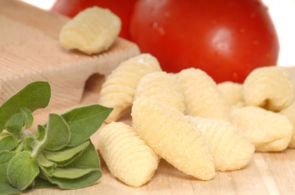 Vers gemaakte gnocchi met behulp van een bord gnocchi — Stockfoto