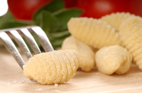 Свіжозроблений Gnocchi використовує виделку — стокове фото