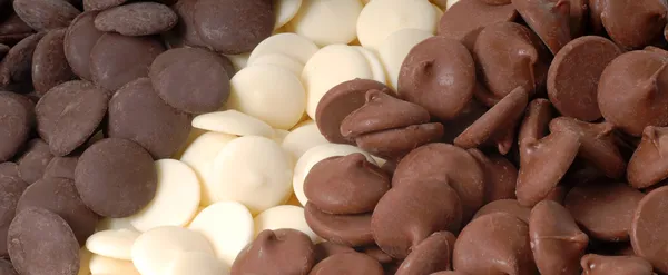 Tre tipi di gocce di cioccolato, fondente, bianco e semi-dolce — Foto Stock