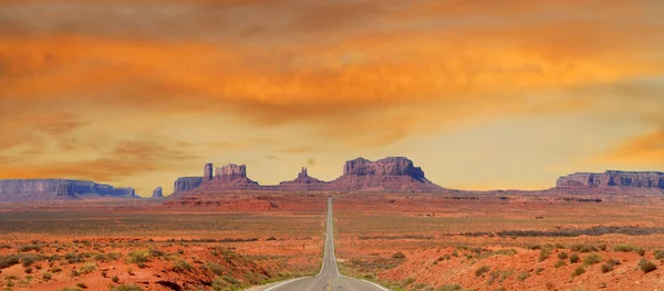 Paisagem se aproximando Monument Valley em Utah — Fotografia de Stock