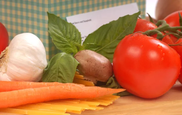 Rezeptbox mit Zutaten für Spaghetti — Stockfoto