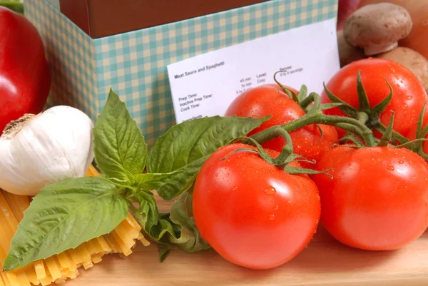 Kotak resep dengan bahan untuk spageti — Stok Foto