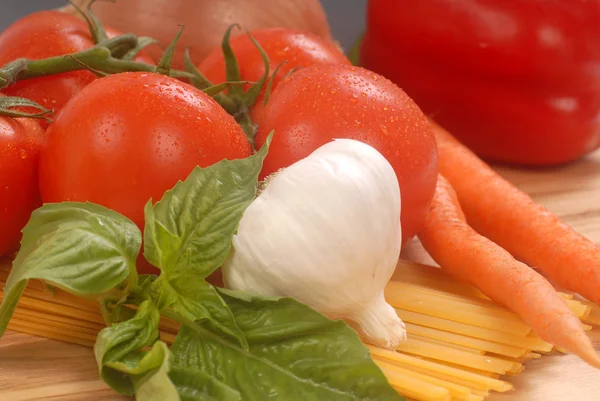 Verse ingrediënten voor het maken van pasta — Stockfoto