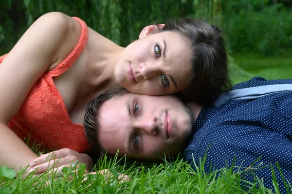Paar liegt im Gras — Stockfoto