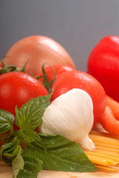 Fresh ingredients for spaghetti — Stock Photo, Image