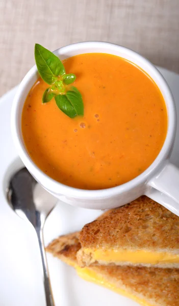 Pyszny talerz zupy pomidorowej z grilla kanapkę z serem — Zdjęcie stockowe