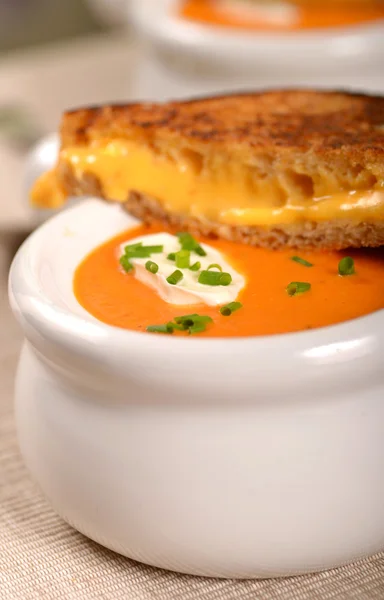 Heerlijke kom tomatensoep met gegrilde kaas sandwich — Stockfoto
