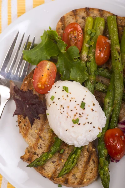 Poached egg on toasted bread — Stock Photo, Image