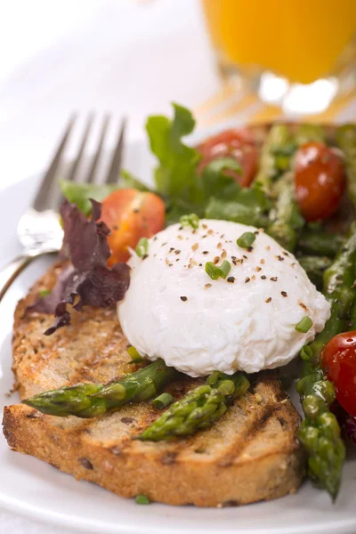 Poached egg on toasted bread — Stock Photo, Image