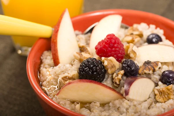 Cuenco de avena cortada en acero servido con fruta fresca y miel —  Fotos de Stock