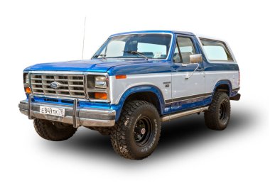 Efsanevi Amerikan SUV Ford Bronco 302 beyaz arka planda izole edilmiştir..