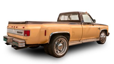 Klasik Amerikan pikap kamyonu Chevrolet Silverado beyaz arka planda izole edildi.