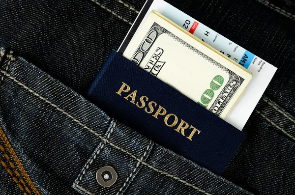 Passaporto con carta d'imbarco e denaro in jeans — Foto Stock