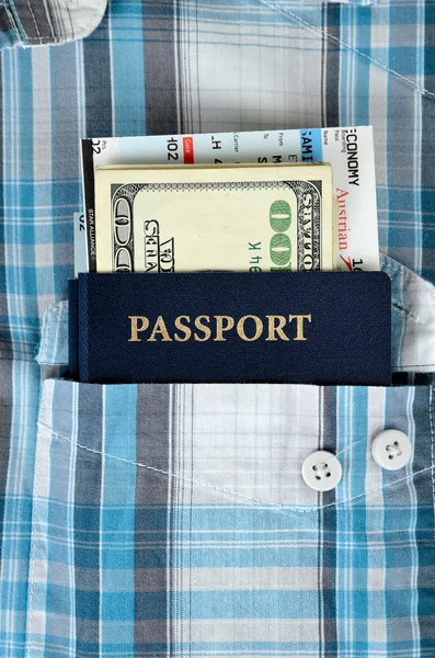 护照、 钱和登机牌在衬衫的口袋里 — 图库照片