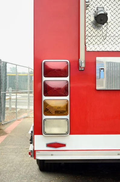 Extremidade traseira do caminhão de bombeiros vermelho — Fotografia de Stock