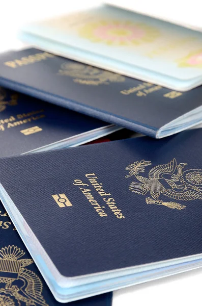बंद आणि उघडलेले पासपोर्ट — स्टॉक फोटो, इमेज