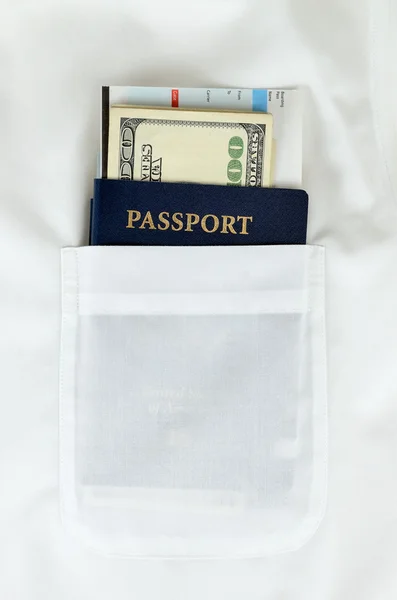 Passeport, argent et carte d'embarquement — Photo