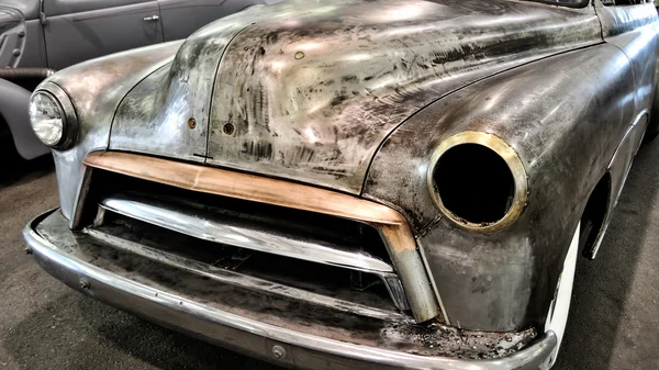 Terk edilmiş eski model araba — Stok fotoğraf