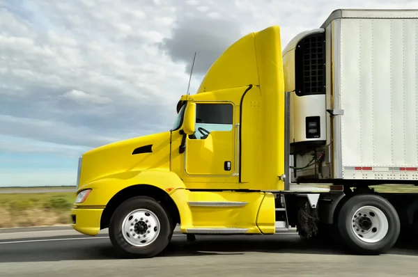 karayolu üzerinde sarı kamyon