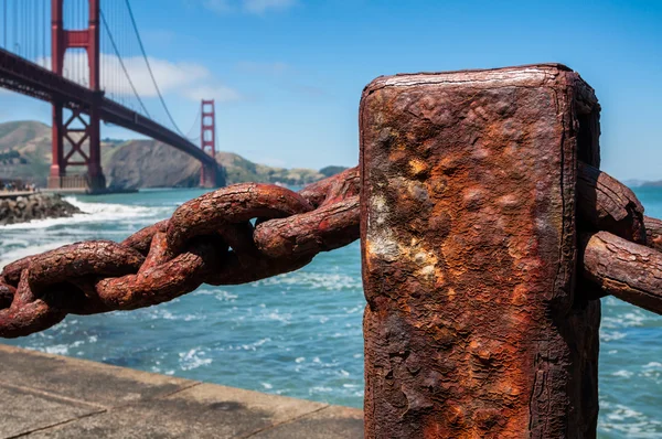Recinzione vecchia catena arrugginita, Golden Gate Bridge — Foto Stock