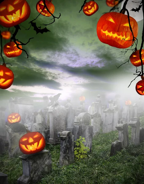 Gruselige Halloween-Kürbisse auf Friedhof — Stockbild Gruseliger Friedhof — Stockfoto
