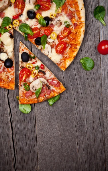 Färsk pizza — Stockfoto