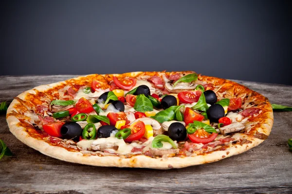 Taze pizza — Stok fotoğraf