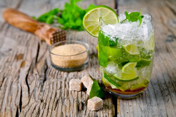 Mojito içmek — Stok fotoğraf