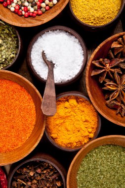 çeşitli tür baharat ahşap kase