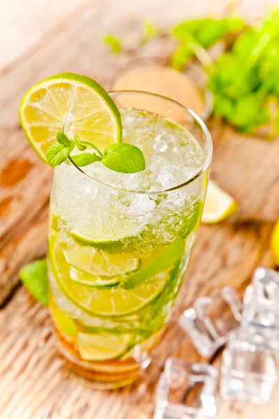 Mojito içmek — Stok fotoğraf